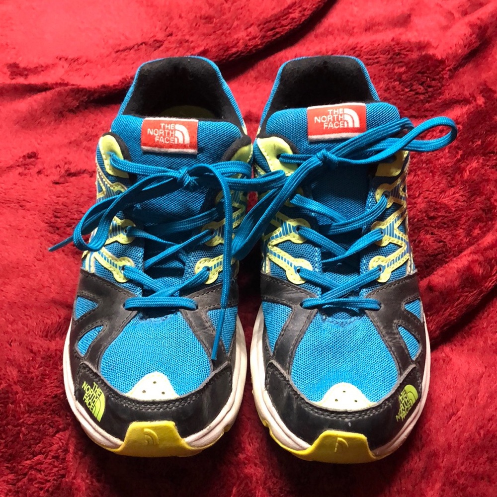 Boys size US5/ EU37 the north face light weight shoe in turquoise & lime green.